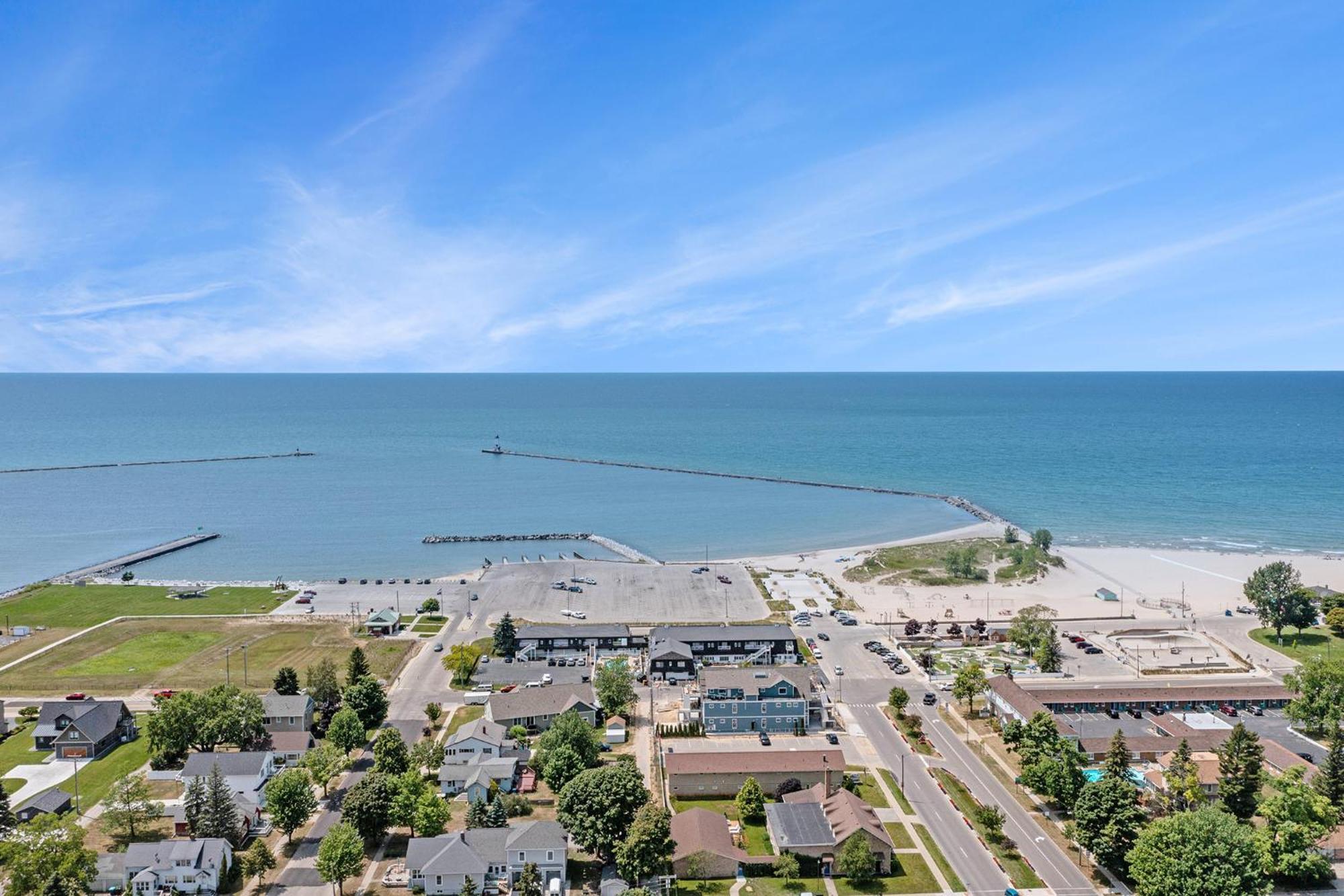 Snyders Shoreline Inn Ludington Extérieur photo