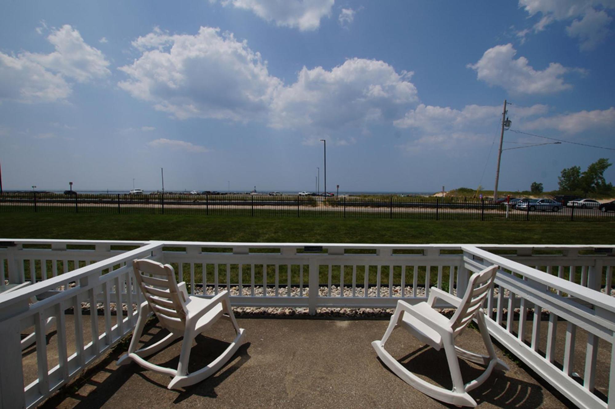 Snyders Shoreline Inn Ludington Extérieur photo
