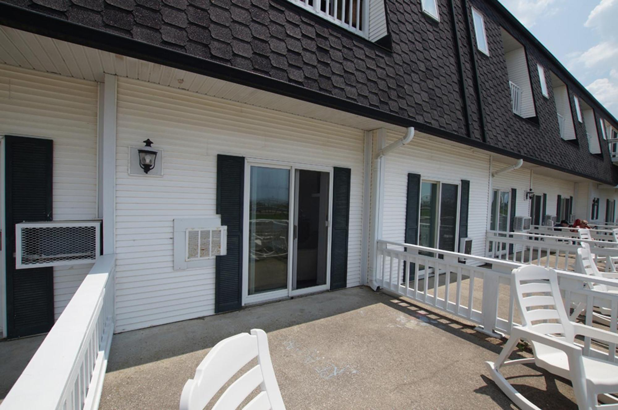 Snyders Shoreline Inn Ludington Extérieur photo