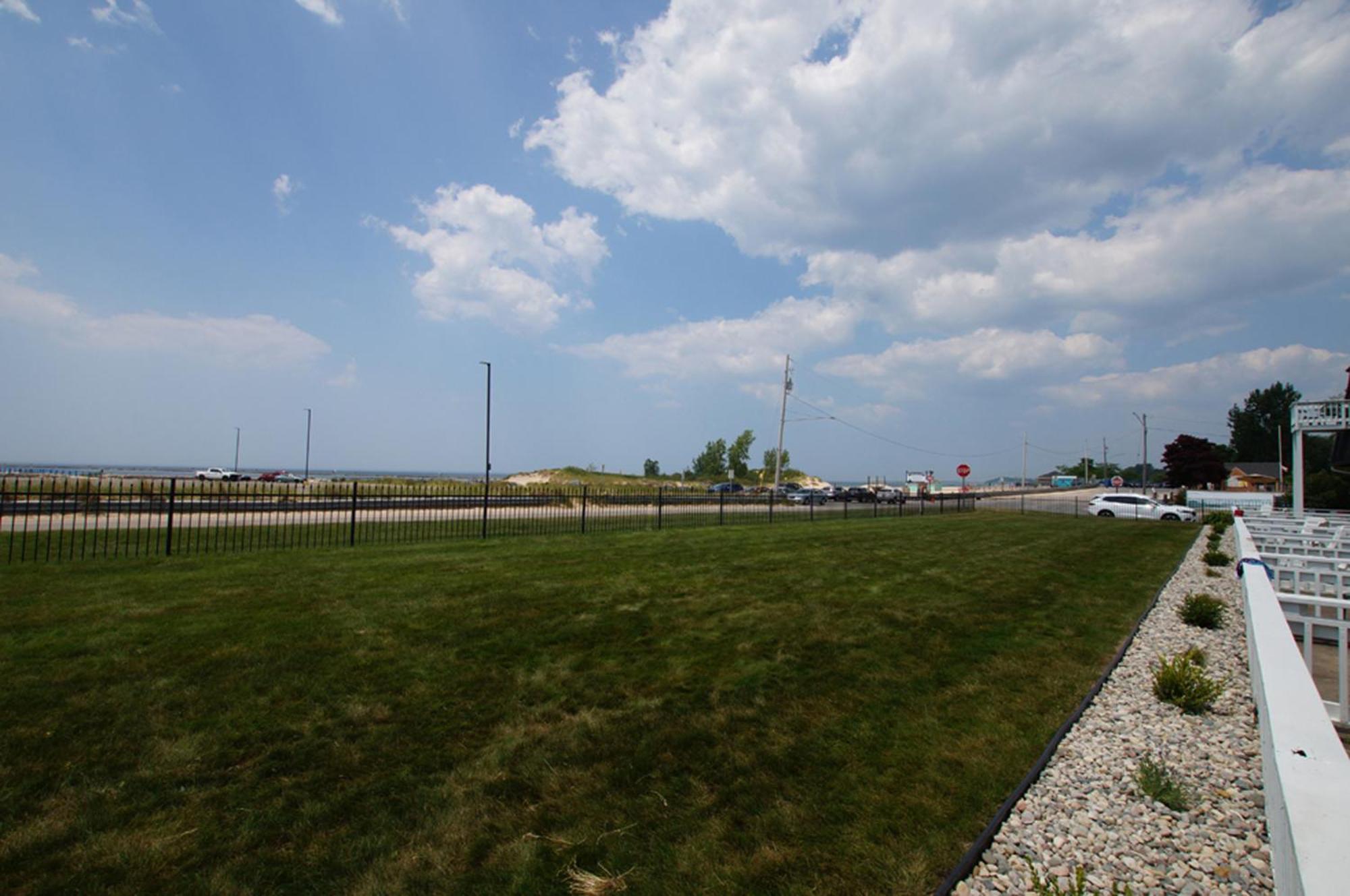Snyders Shoreline Inn Ludington Extérieur photo