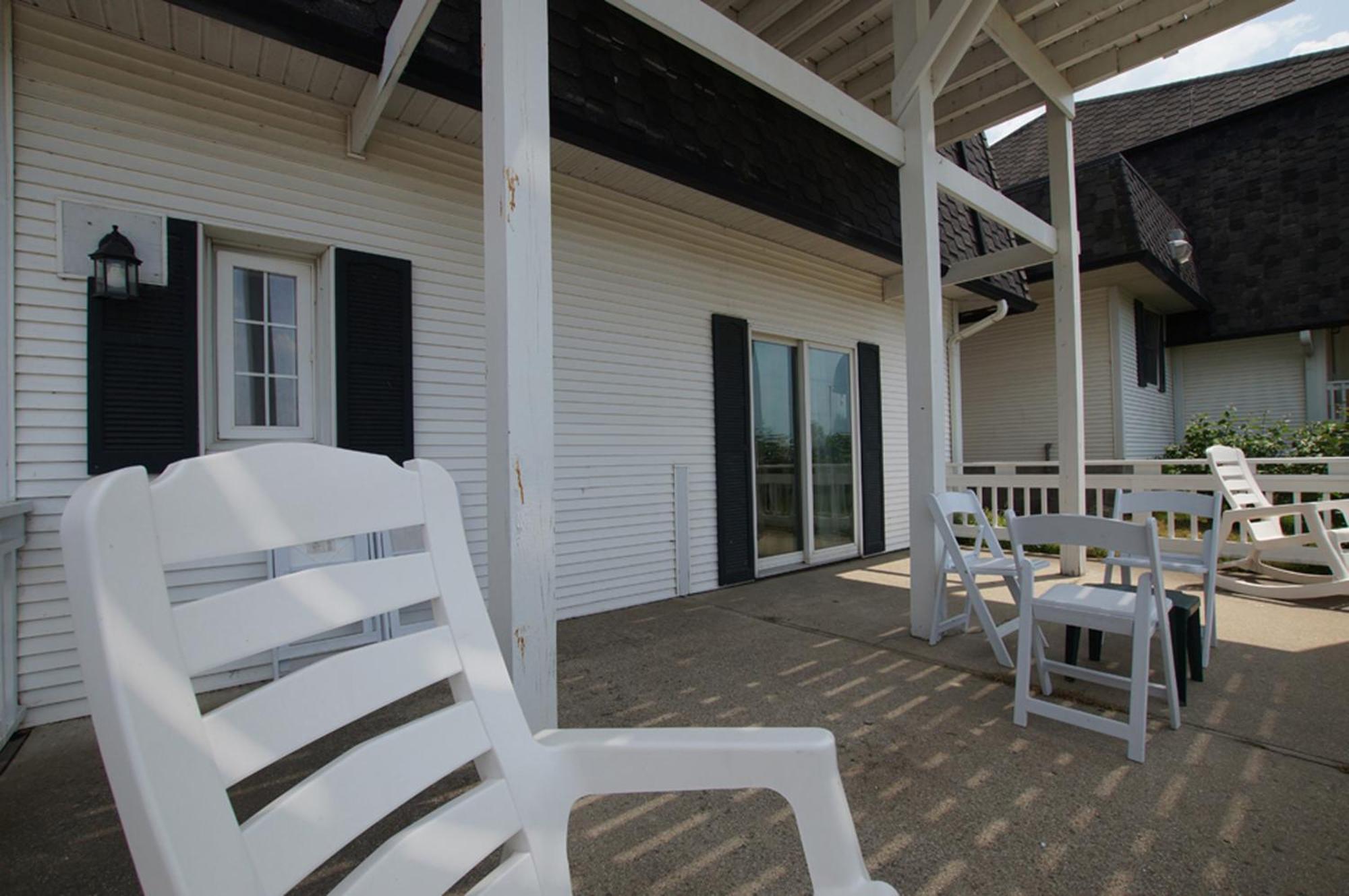 Snyders Shoreline Inn Ludington Extérieur photo