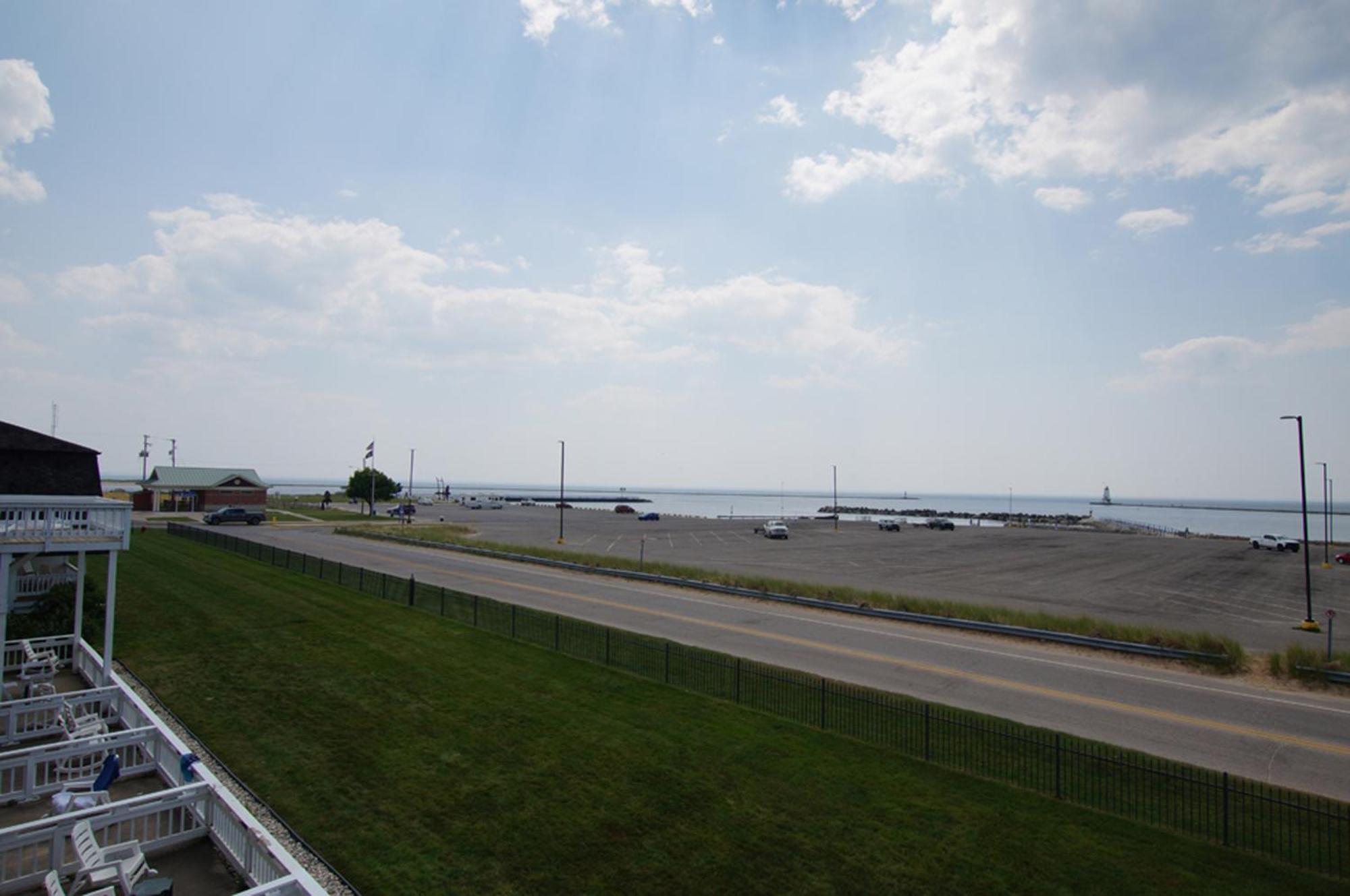 Snyders Shoreline Inn Ludington Extérieur photo