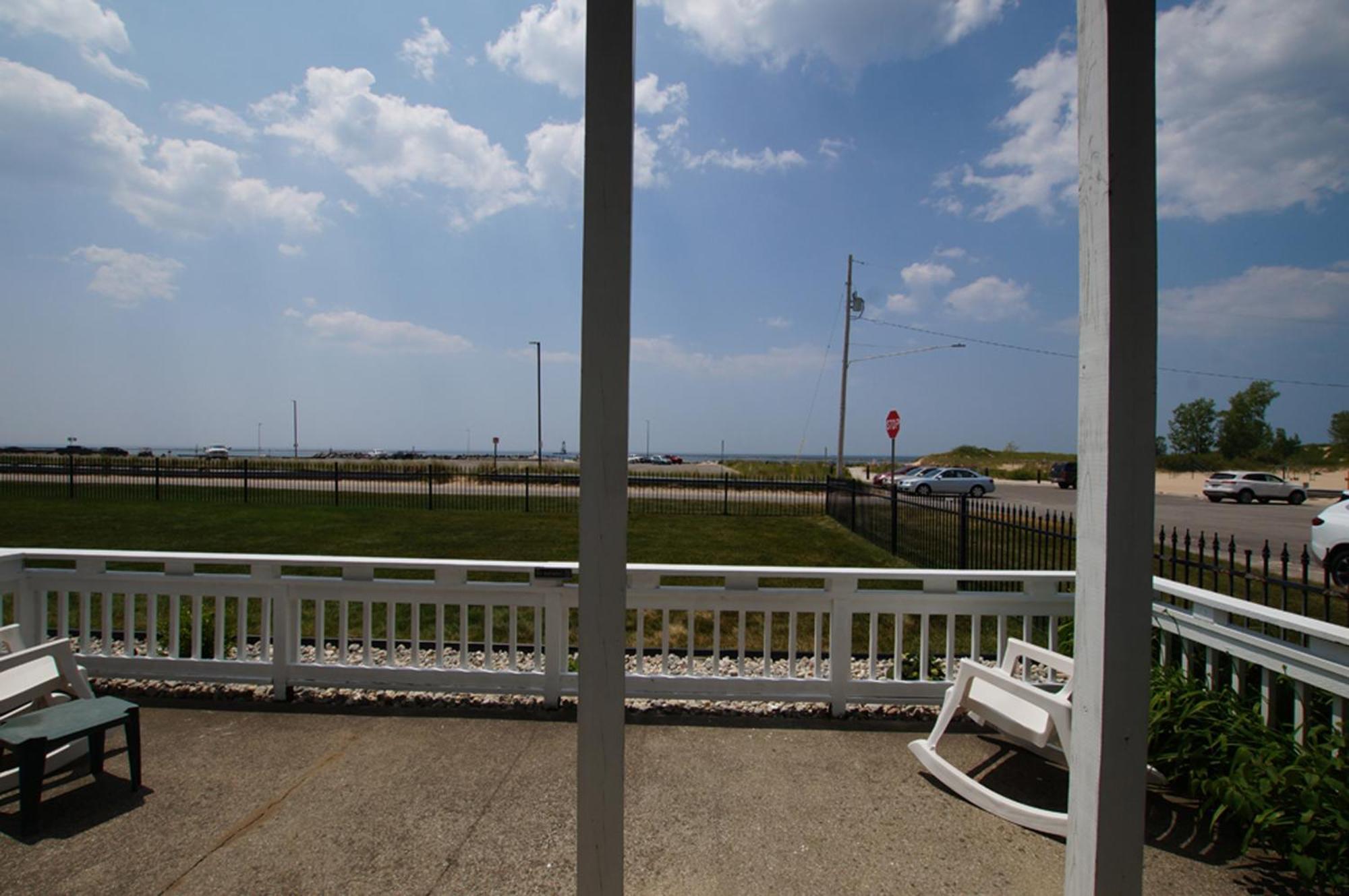Snyders Shoreline Inn Ludington Extérieur photo