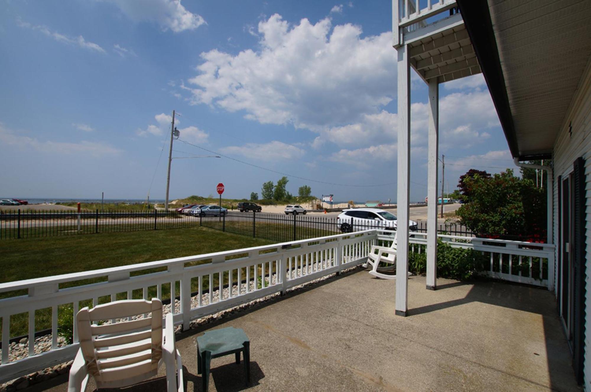 Snyders Shoreline Inn Ludington Extérieur photo