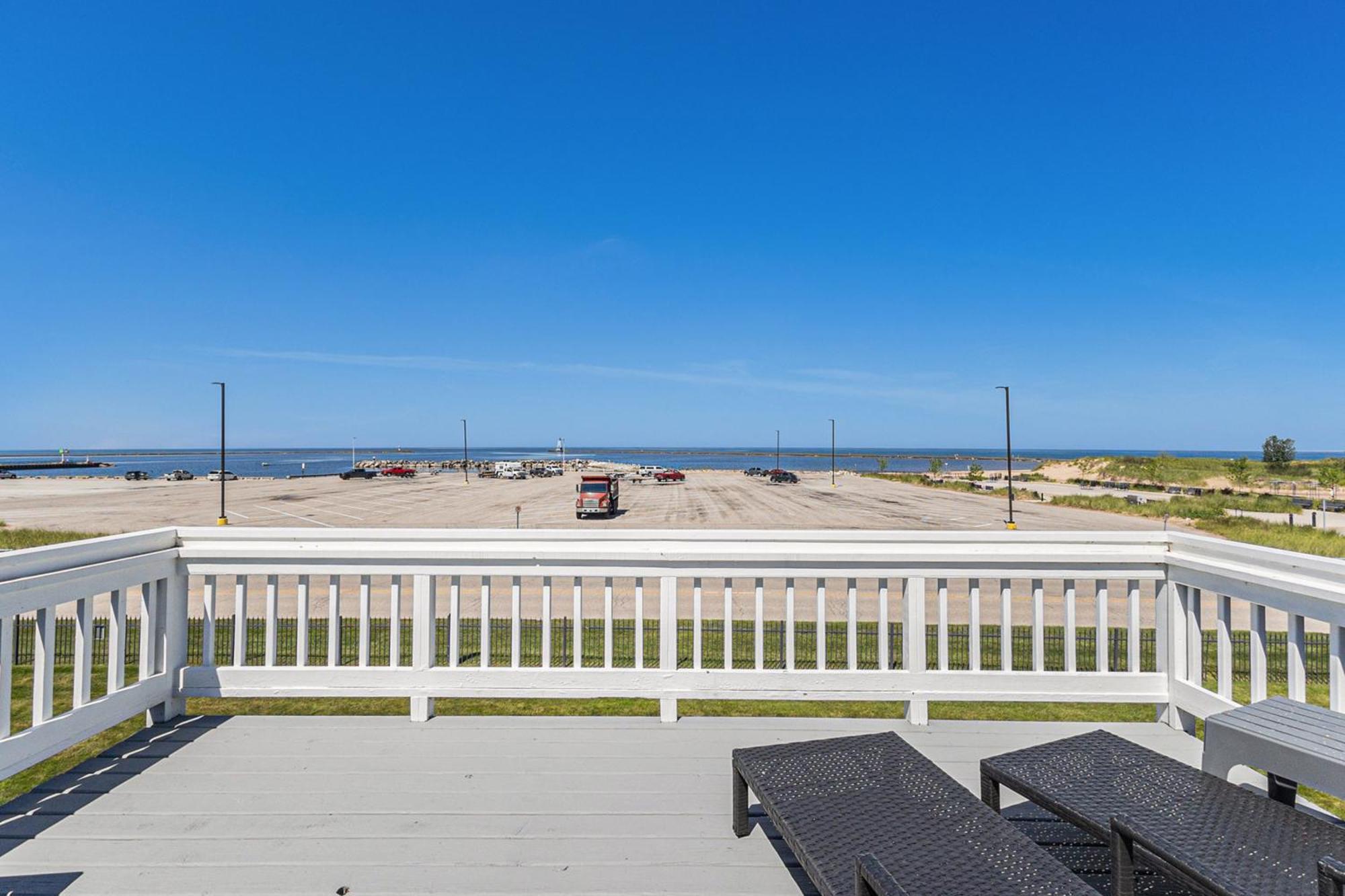 Snyders Shoreline Inn Ludington Extérieur photo