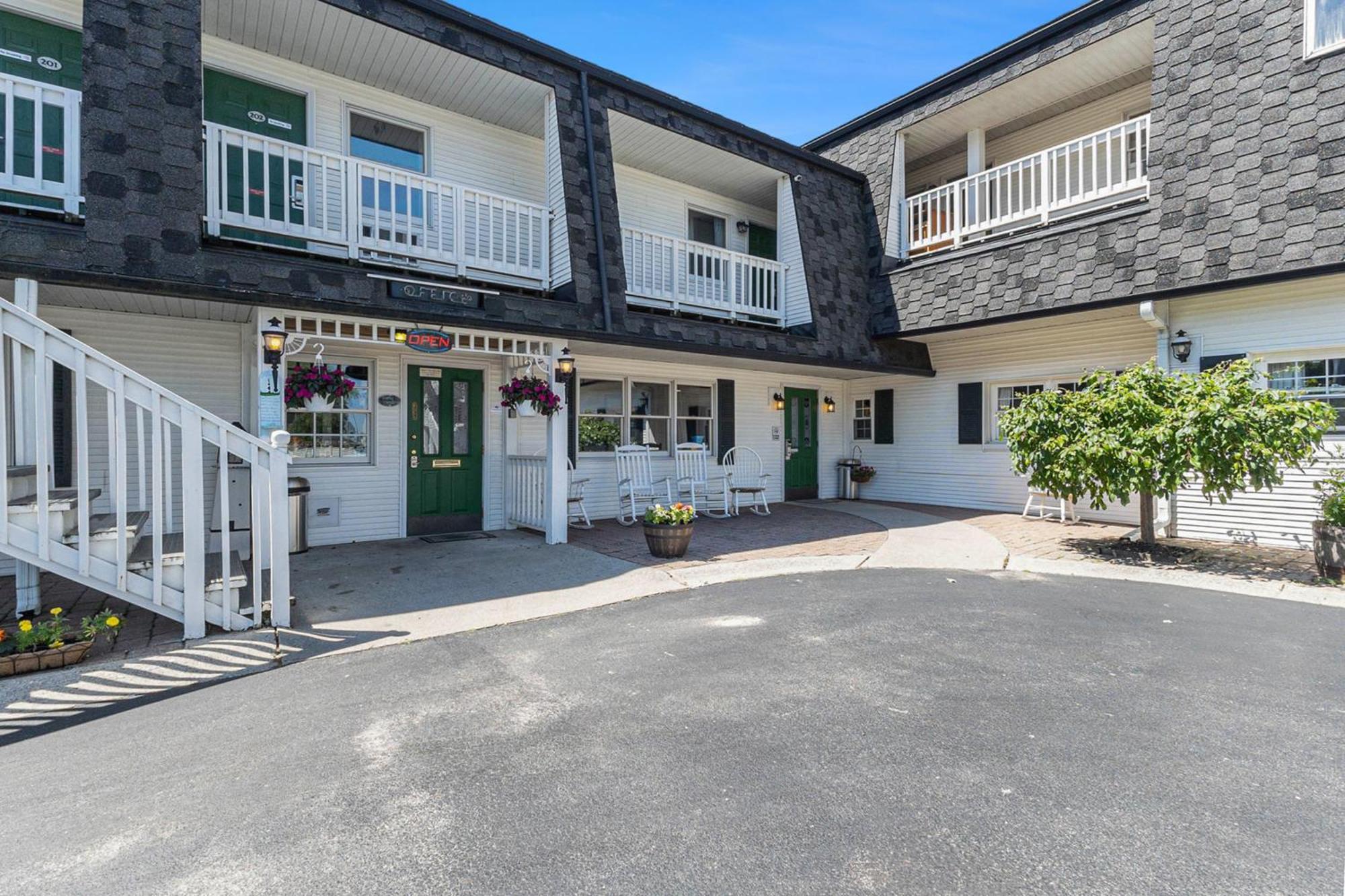 Snyders Shoreline Inn Ludington Extérieur photo