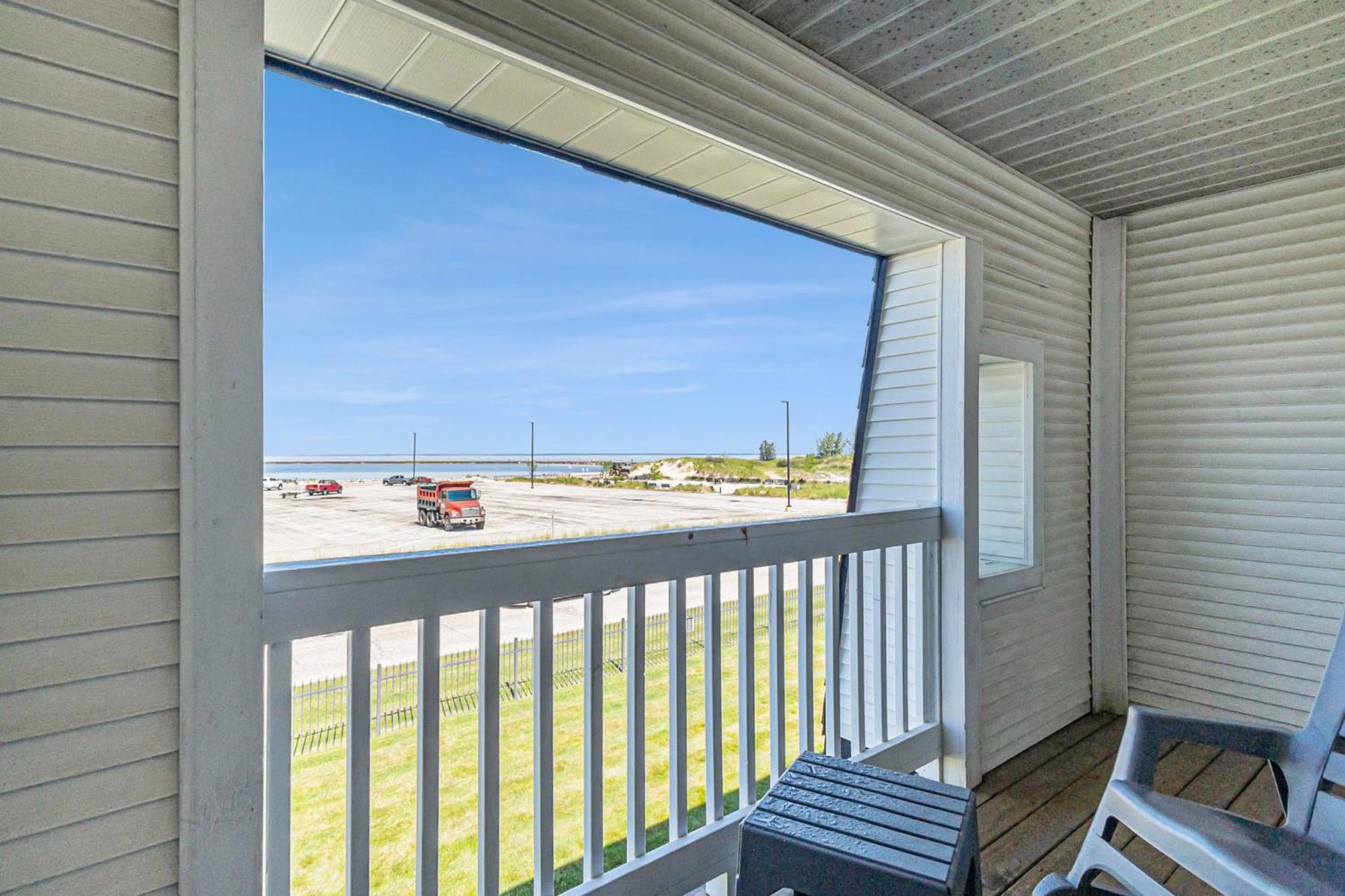 Snyders Shoreline Inn Ludington Extérieur photo