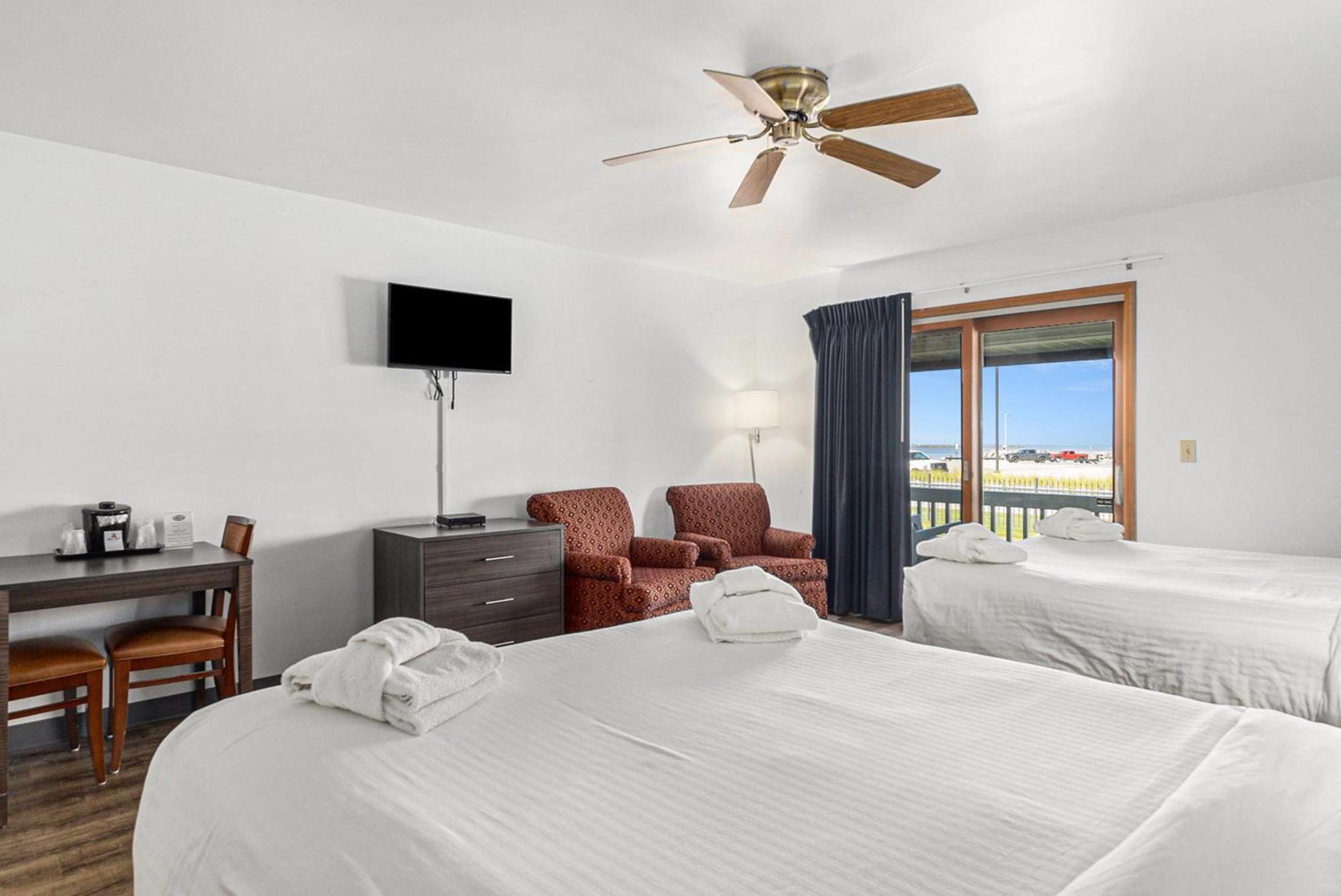 Snyders Shoreline Inn Ludington Extérieur photo